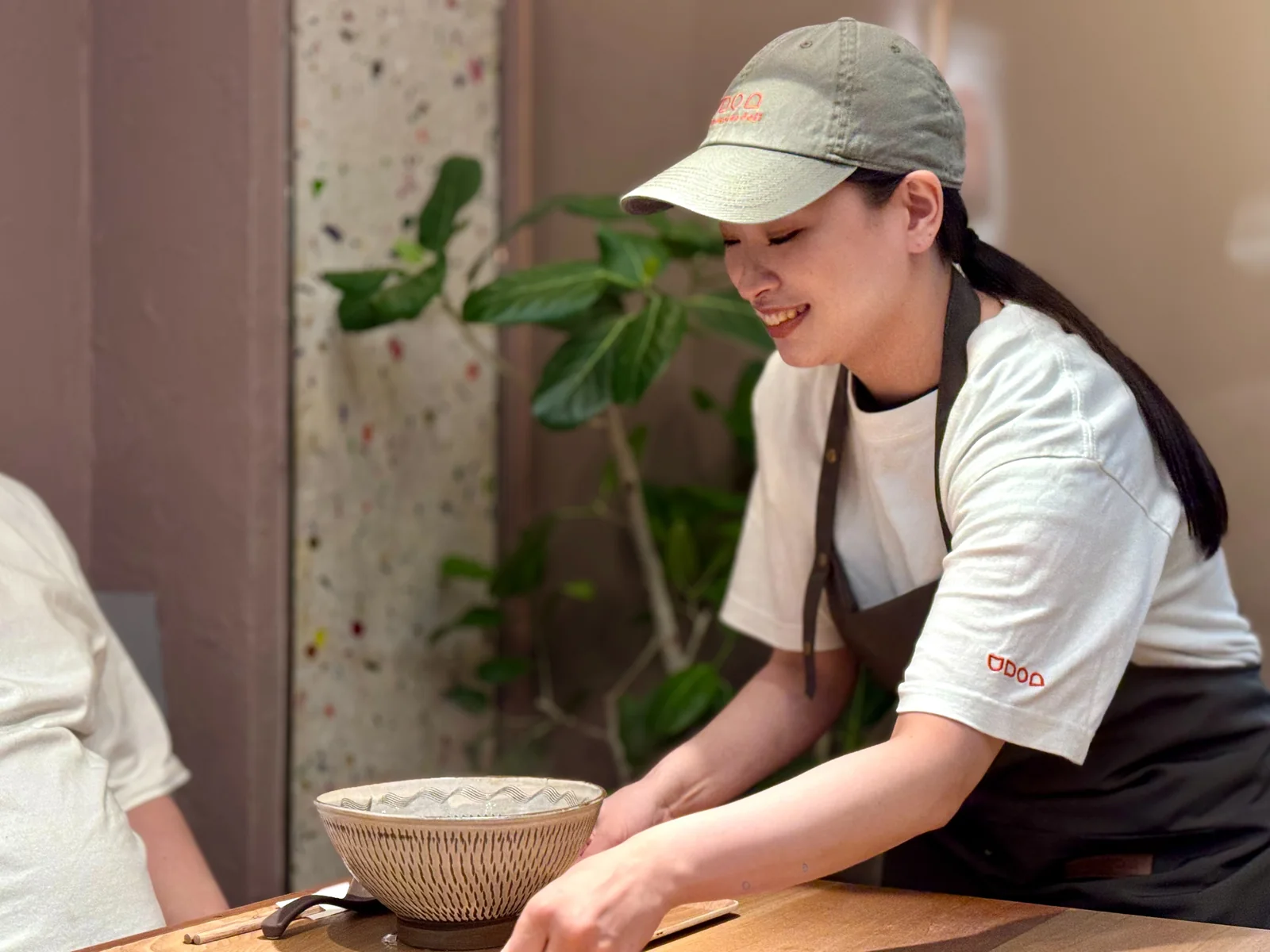 丼を出す社員スタッフ